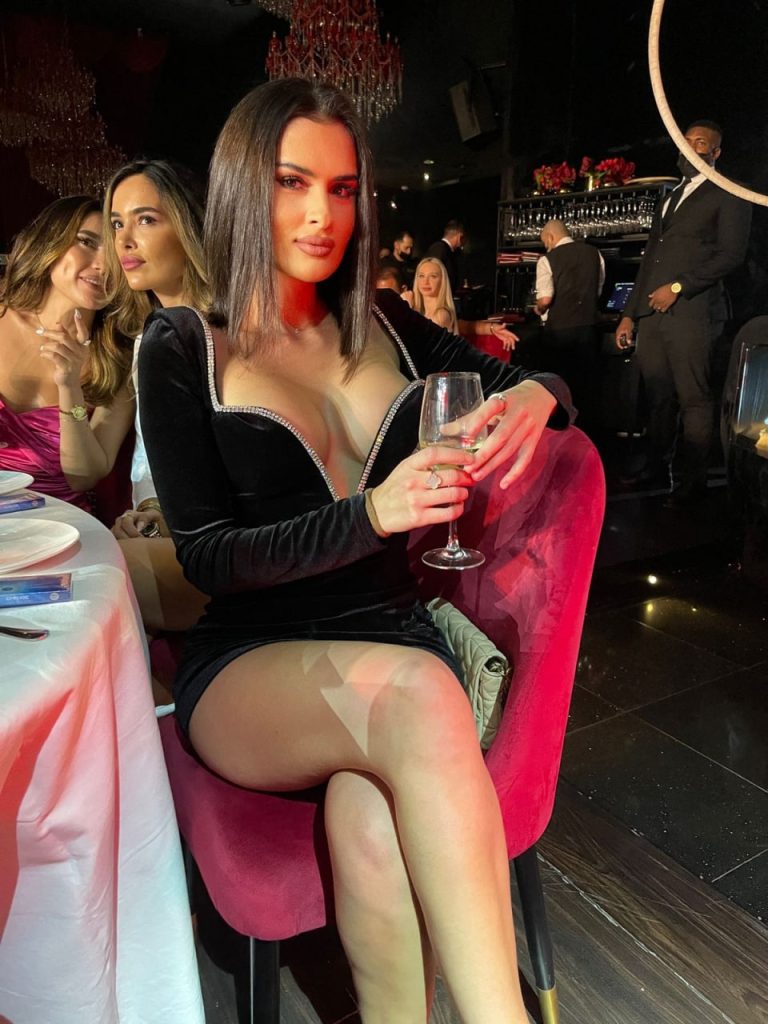 Эскортница Лара