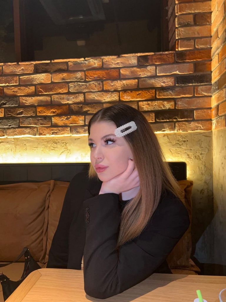 Эскорт модель Поля